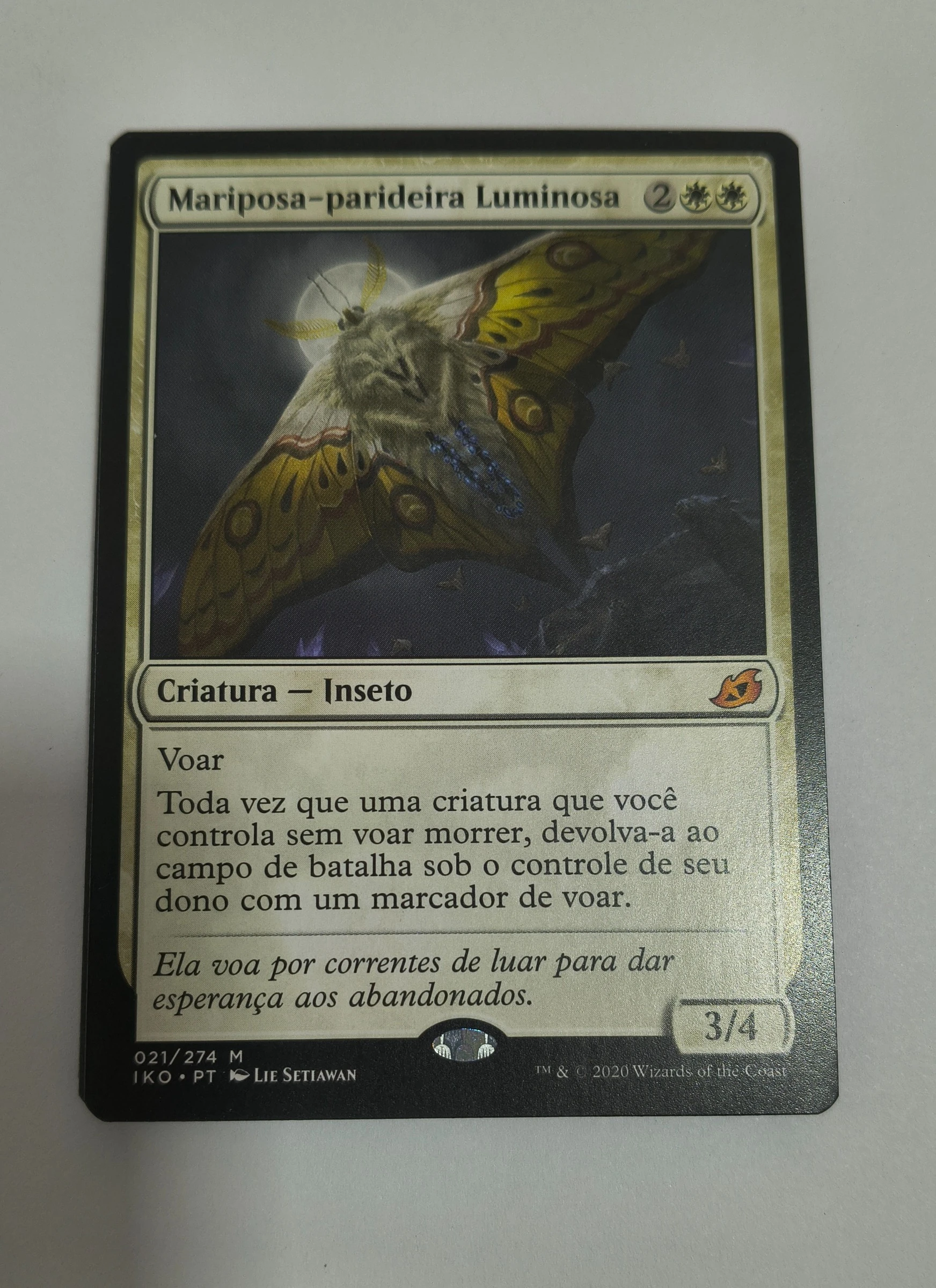 Mariposa-parideira Luminosa (Ikoria: Lair of Behemoths #21) frente