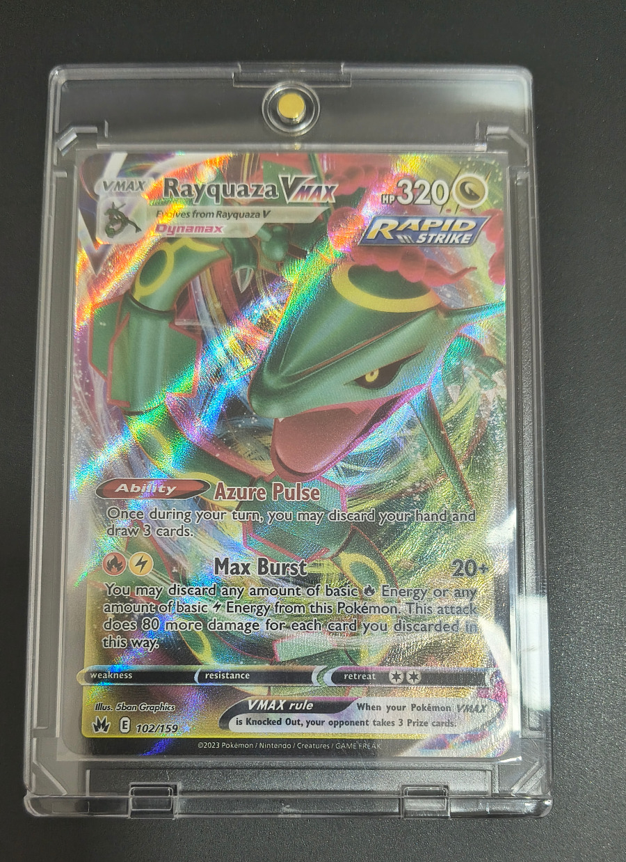 Rayquaza VMAX (Realeza Absoluta #102) frente
