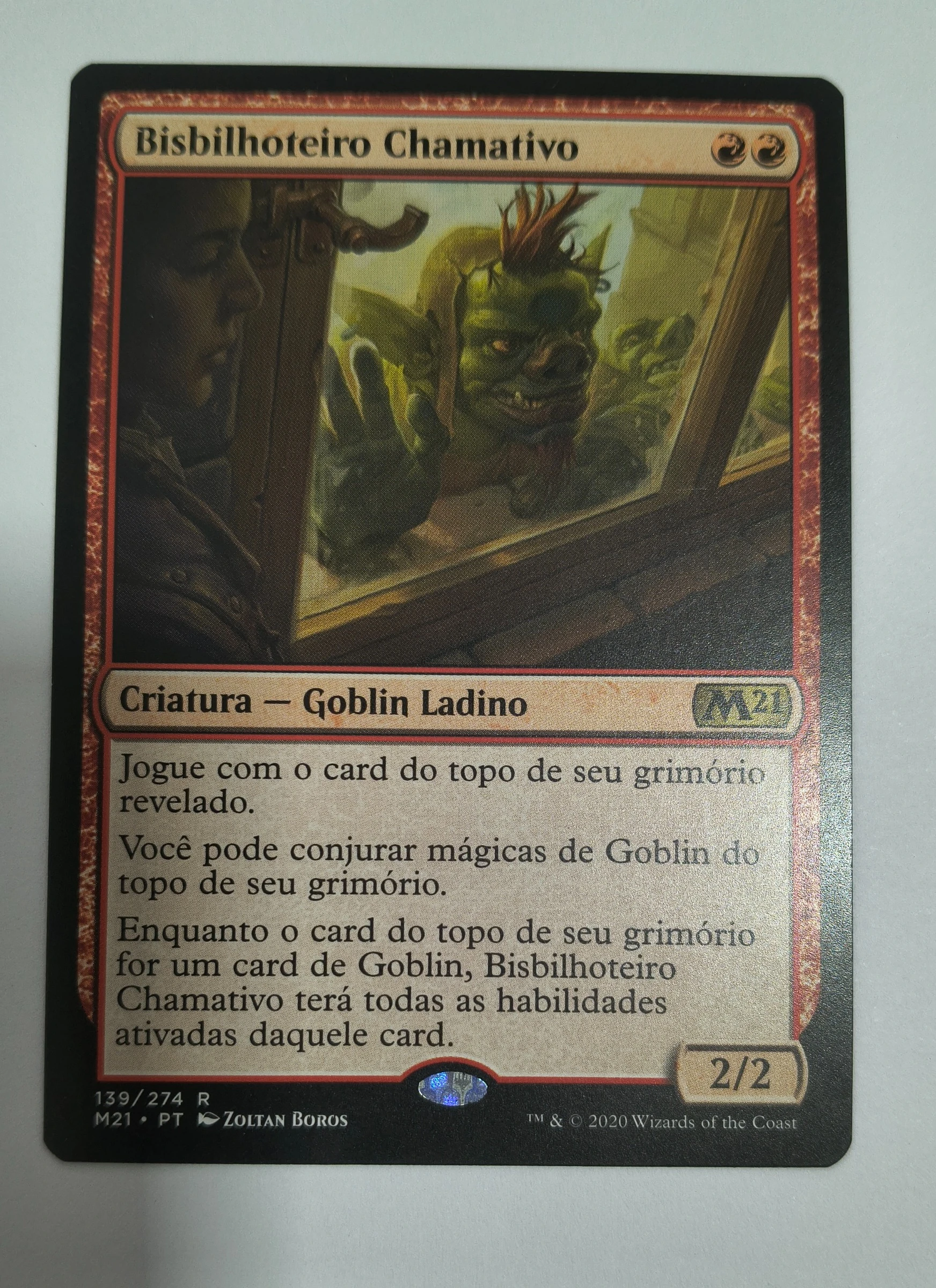 Bisbilhoteiro Chamativo (Core Set 2021 #139) frente